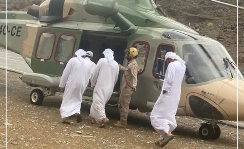 بينهم خليجيون: إجلاء أكثر من 130 شخصًا حاصرتهم الأودية