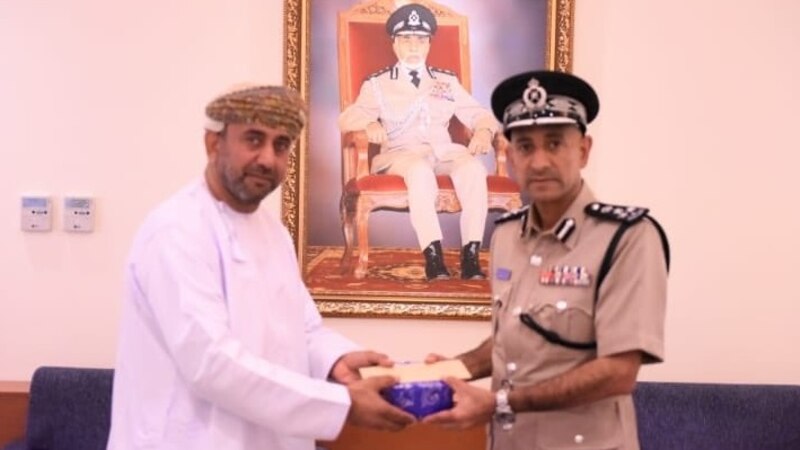 الشرطة تكرم مواطنين اثنين