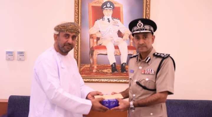 الشرطة تكرم مواطنين اثنين