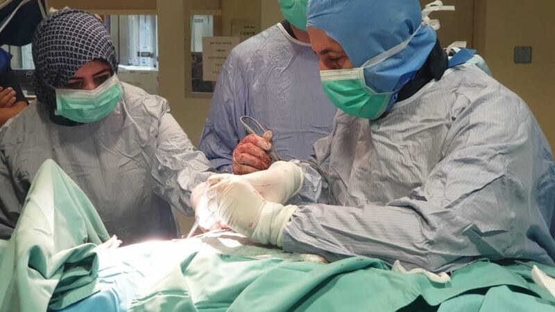 نجاح عملية مُعقّدة لطفل أثناء الولادة