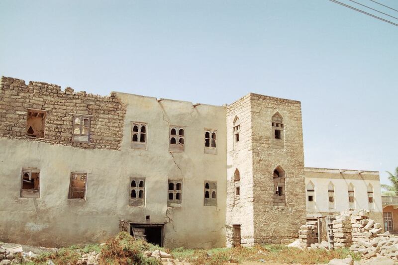 د.عبدالله باحجاج يكتب: منطقة أثرية عمرها أكثر من أربعة قرون .. هل تُهدم من أجل التطوير السياحي؟