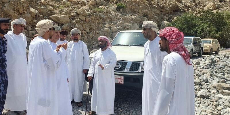 مسؤولون يقفون على الأضرار في محافظة مسندم