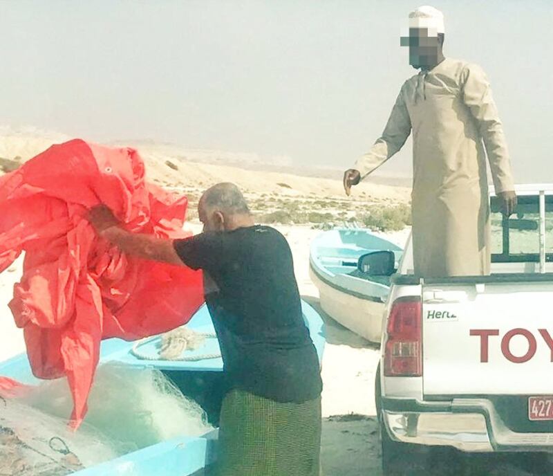 بالصور: عماني ووافدان يخالفون قانون الصيد البحري