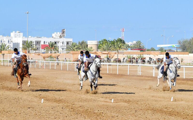 البوسعيدية والحوسني الأفضل من بين 60 متسابقًا في التقاط الأوتاد