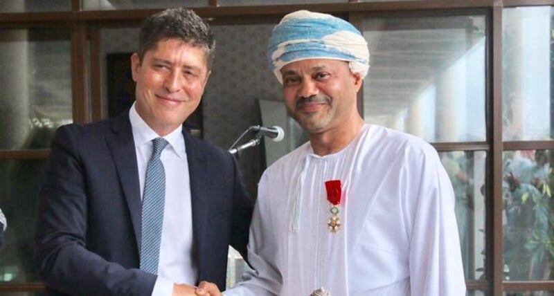 الرئيس الفرنسي يمنح بدر بن حمد وسام جوقة الشرف الوطني