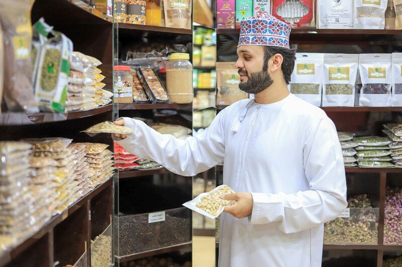 لماذا يُفضِّل شباب نزوى الأعمال الحرة؟