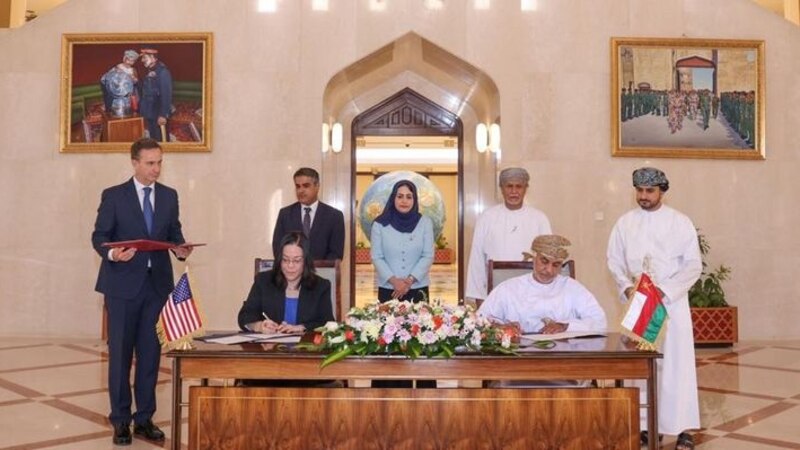 سلطنة عمان وأمريكا توقعان اتفاقية بشأن عمل أزواج الموظفين الرسميين