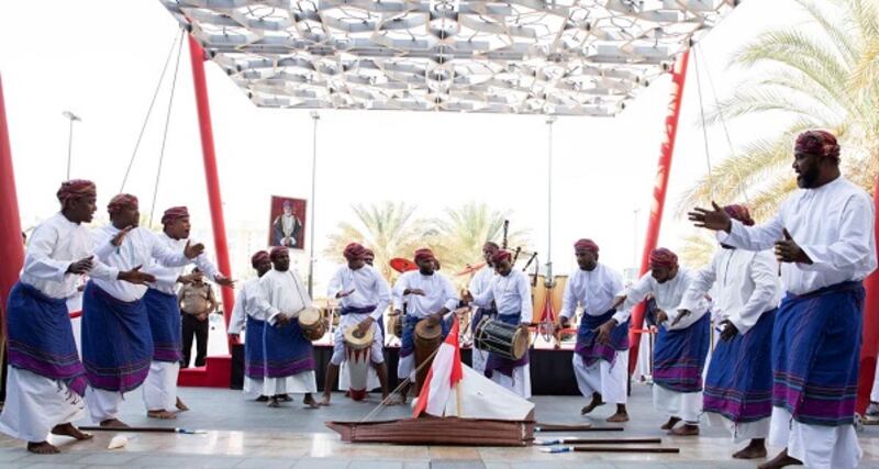 موظفو بنك مسقط يحتفلون بالعيد الوطني الـ 49 المجيد