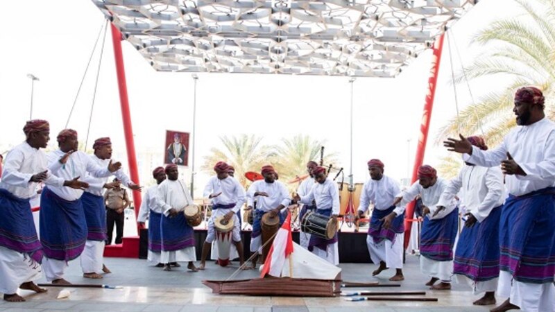 موظفو بنك مسقط يحتفلون بالعيد الوطني الـ 49 المجيد