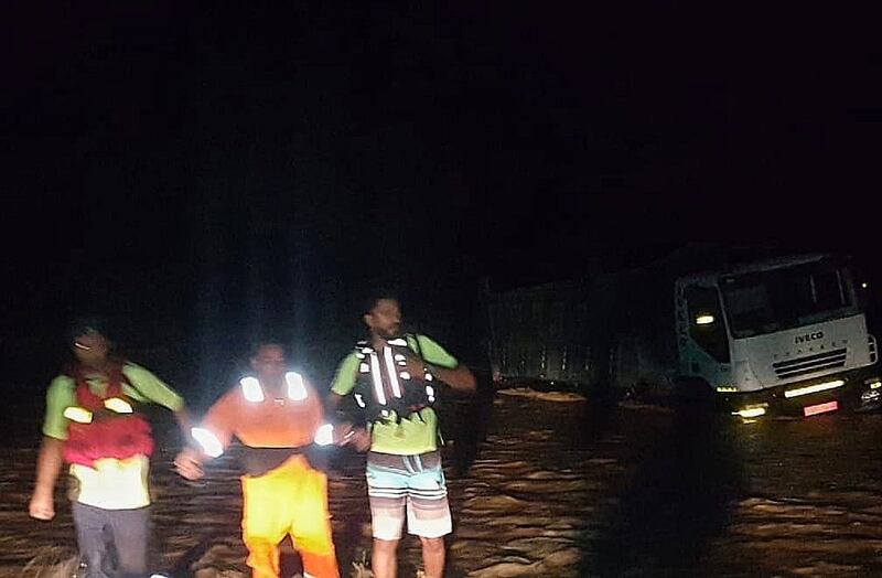 احتجاز آسيويين في وادٍ والدفاع المدني يتدخل