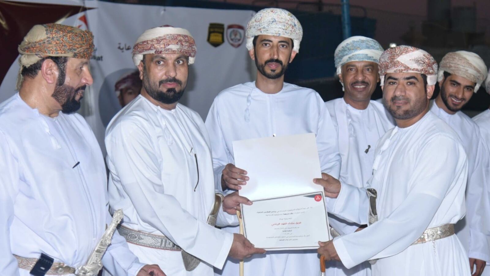 ضمن برنامج الملاعب الخضراء: بنك مسقط يشارك في الاحتفال بافتتاح مشروع إنارة ملعب فريق بطحاء العود بالسويق