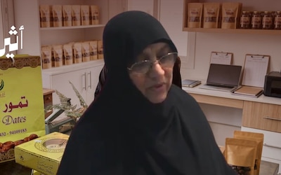 بدأت بهدية ووصلت إلى تكريم عالمي: حكاية آمنة المرشدية مع “تمور صحار”