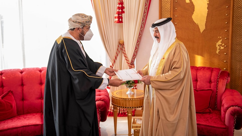 ملك البحرين يشيد بعمق الروابط الأخوية التاريخية الوثيقة مع السلطنة