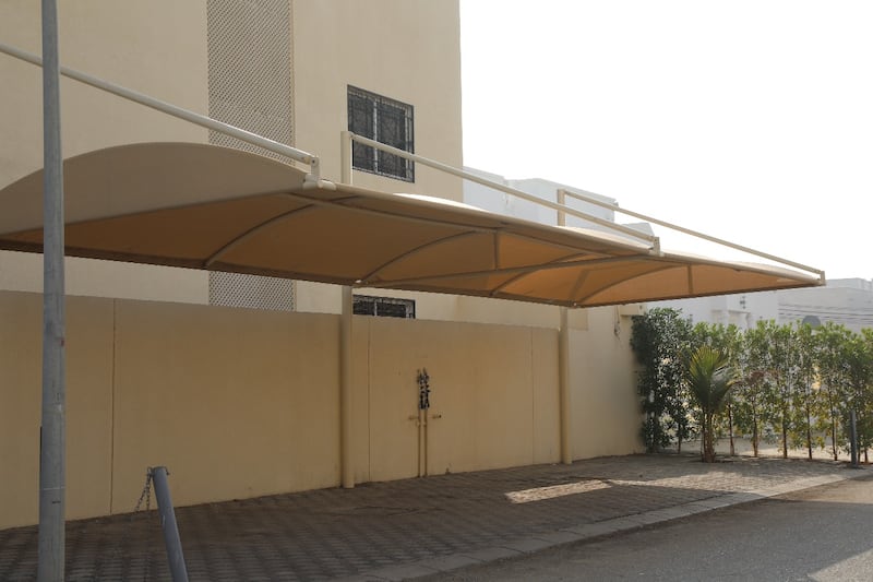 بالصور: رصد تجاوزات في البناء.. وبلدية مسقط تُحذّر