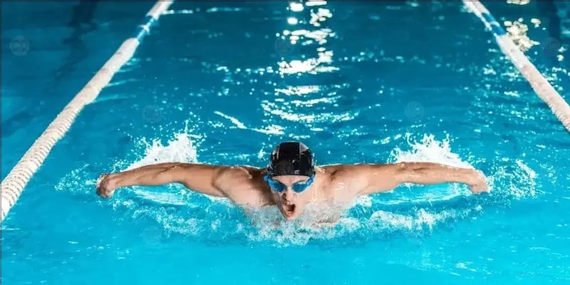 خبير عماني يُعطيك دروسًا في كيفية الطريقة الصحيحة للسباحة والاستمتاع بها