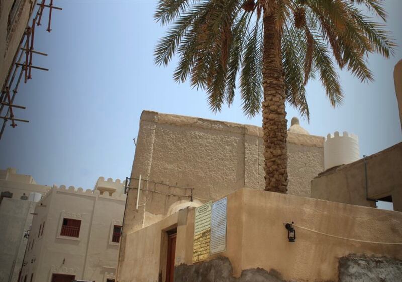 “الفرض” مسجد تاريخي بـ 4 مداخل