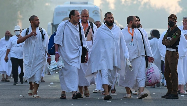 حجاج بيت الله يتوافدون إلى صعيد عرفات
