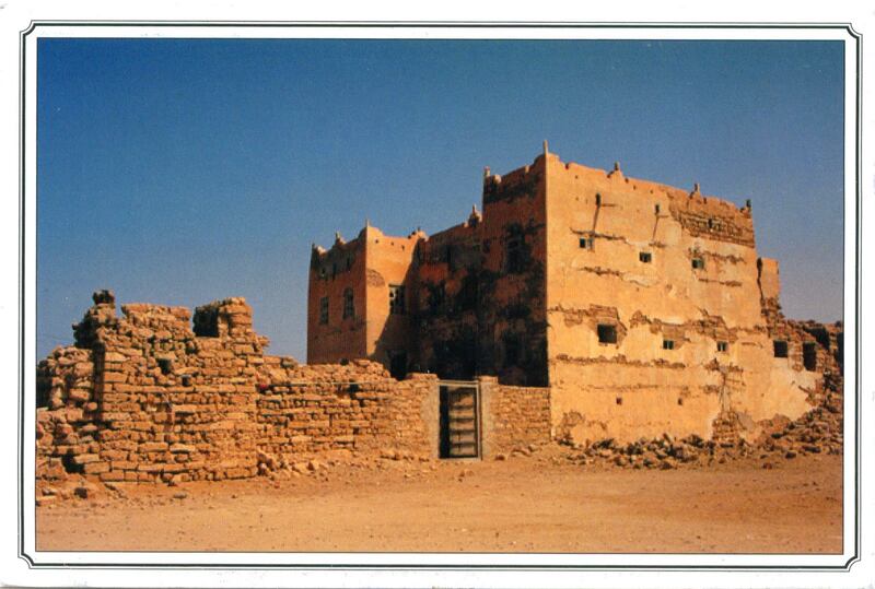 بالصور: معلم تراثي عُماني يُعطي شعاعًا أحمر بالليل  ينتظر الترميم