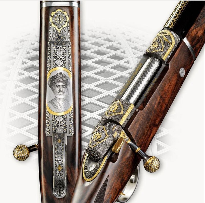 ما حقيقة البندقية التي نُحت عليها صورة السلطان قابوس؟