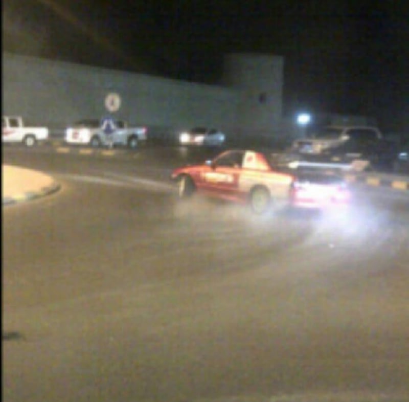 كان مطلوبًا من الإنتربول: قصة الشاب العماني “موتو” من القضبان الحديدية إلى الحرية والأمان