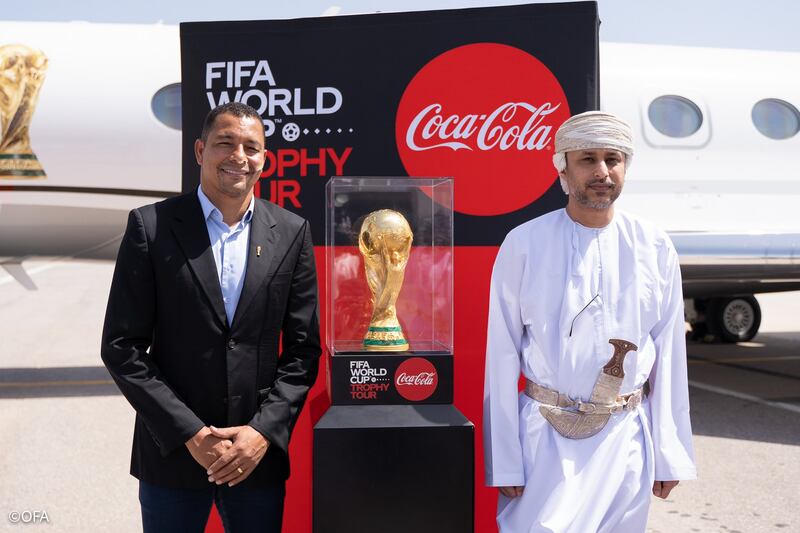 بالصور: كأس العالم تصل مسقط