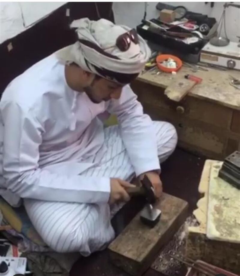 مواطن يدرّب أكثر من 80 شخصًا على حرفة تقليدية