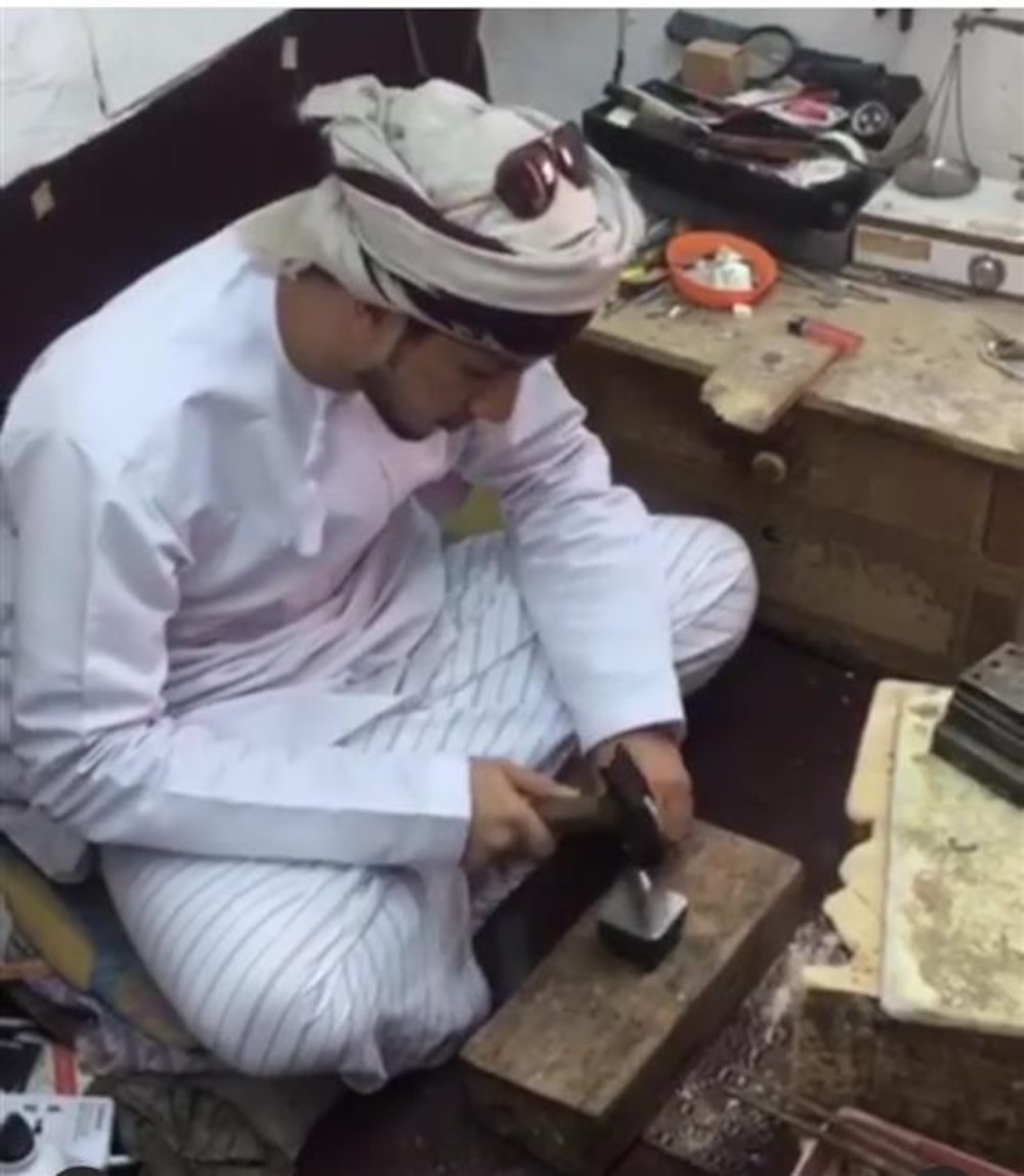 مواطن يدرّب أكثر من 80 شخصًا على حرفة تقليدية