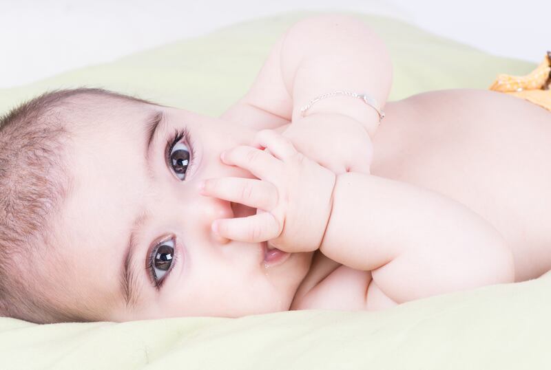 احذر من “تكحيل” عيني طفلك؛ فله نتائج كارثية