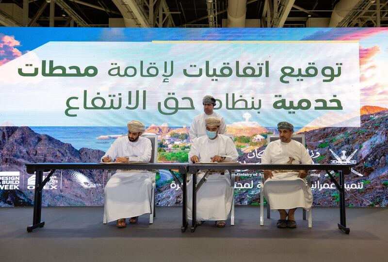 الإسكان توقع 27 عقد انتفاع لإقامة محطات وقود ومشاريع تجارية وصناعية