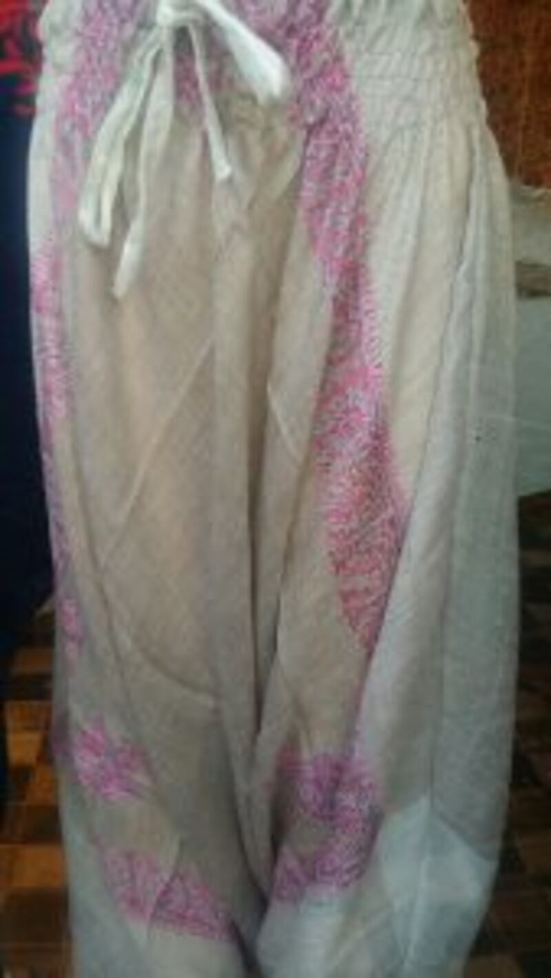 ضبط ملابس نسائية ممزوجة بملابس رجالية عُمانية… والتجارة توضح إجراءاتها