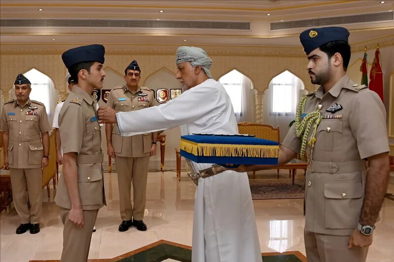 سمو السّيد شهاب بن طارق يقلد أجنحة الطيران للضباط الطيارين