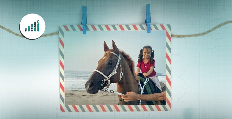 بعيدًا عن الملهيات الإلكترونية: طفلة ذات 3 سنوات تجد السعادة برفقة الحيوانات