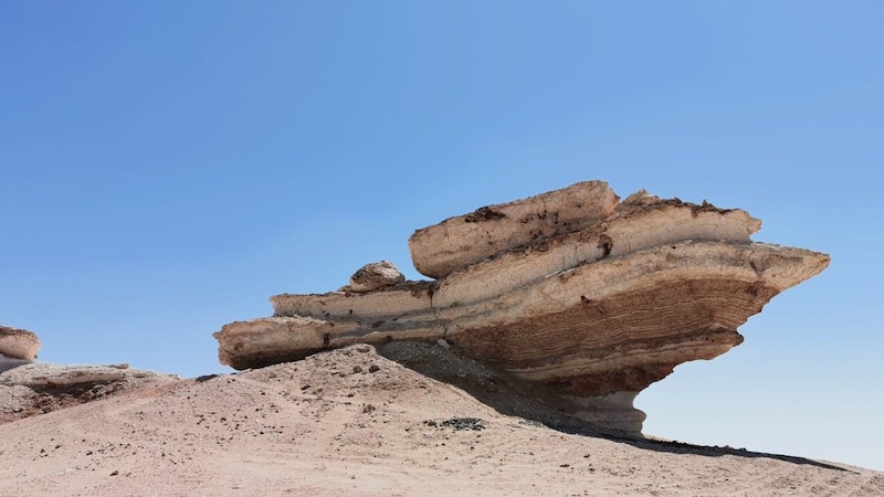موقع سياحي عماني: صخرة على شكل سفينة مبحرة