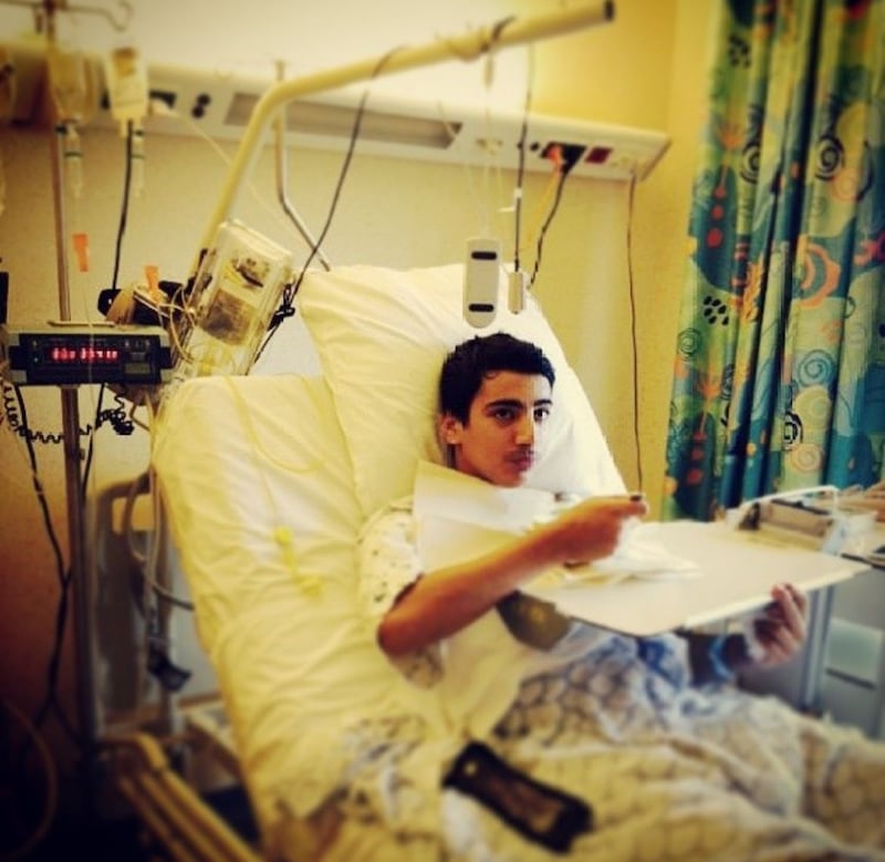 أوصى بنشر مقاطعه المرئية بعد وفاته: قصة شاب عُماني مع “السرطان”