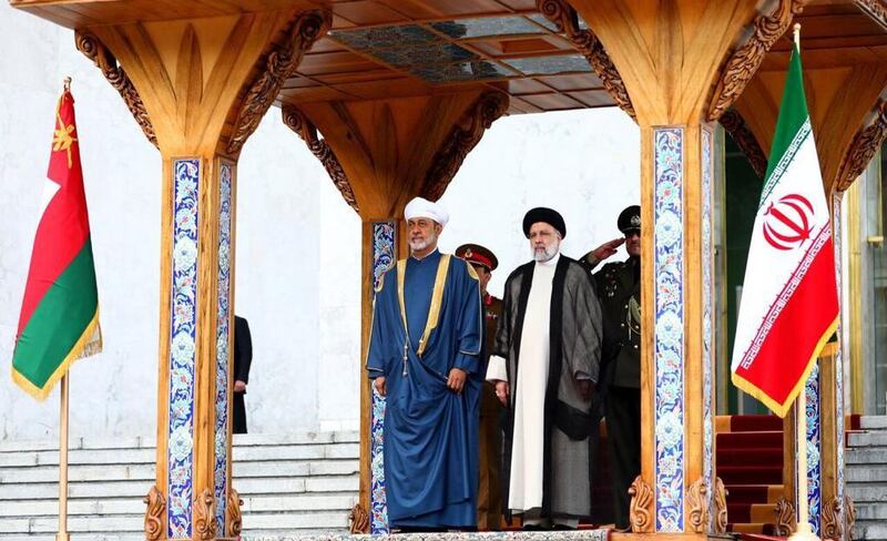 سفير وخبير يوضحان لـ”أثير”: كيف أضحت سلطنة عمان “الوسيط النزيه” بين إيران ودول العالم؟