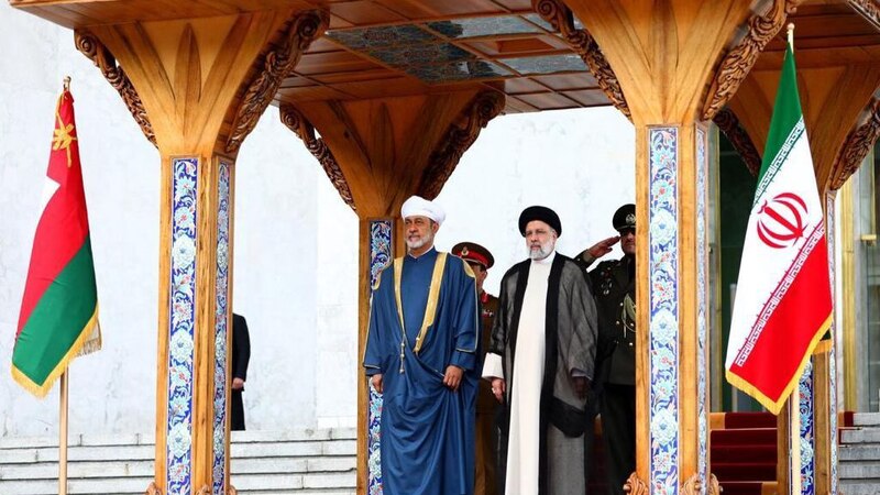 سفير وخبير يوضحان لـ”أثير”: كيف أضحت سلطنة عمان “الوسيط النزيه” بين إيران ودول العالم؟