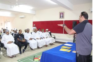 بالصور: ورشة تأهيلية في تحكيم كُرة القدم لطلبة مدرستي السلطان قابوس في صلالة