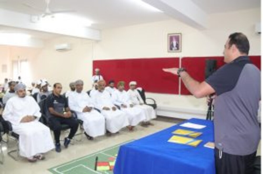 بالصور: ورشة تأهيلية في تحكيم كُرة القدم لطلبة مدرستي السلطان قابوس في صلالة