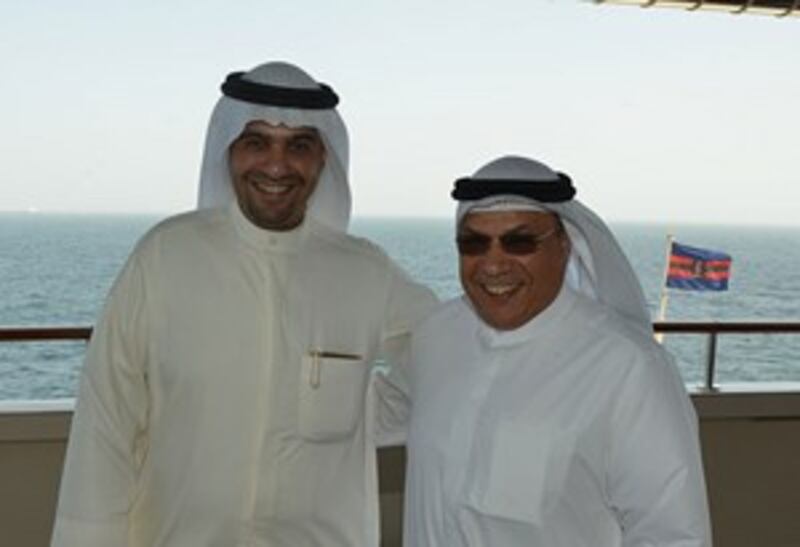 بالصور.. شاهد أمير الكويت وهو يقوم بجولة بحرية في اليخت السلطاني