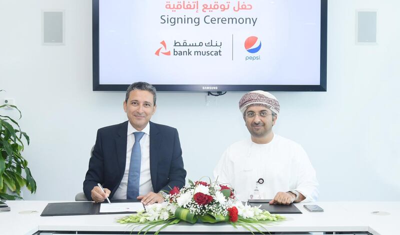 بنك مسقط وشركة عمان للمرطبات يوقعان اتفاقية لتقديم خدمات إلكترونية متطورة للزبائن