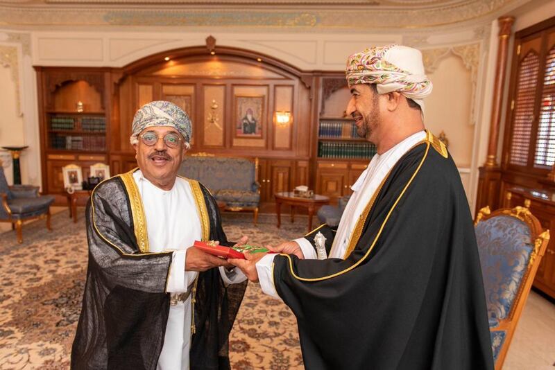 جلالة السلطان يمنح عددًا من الأوسمة