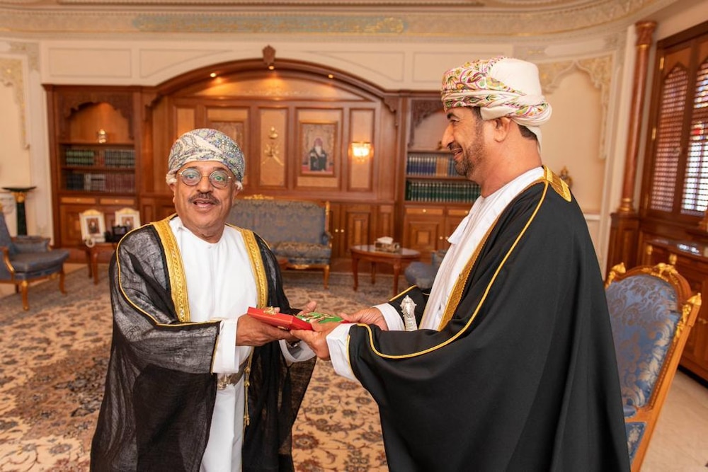 جلالة السلطان يمنح عددًا من الأوسمة