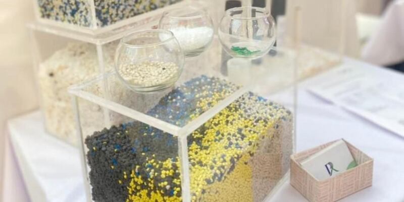 طلاب يصنعون أنابيب من تدوير البلاستيك