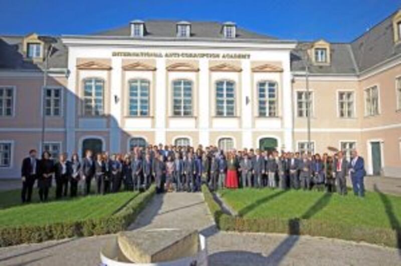 بعد اعتمادها في السلطنة: أول عماني يلتحق بالأكاديمية الدولية لمكافحة الفساد