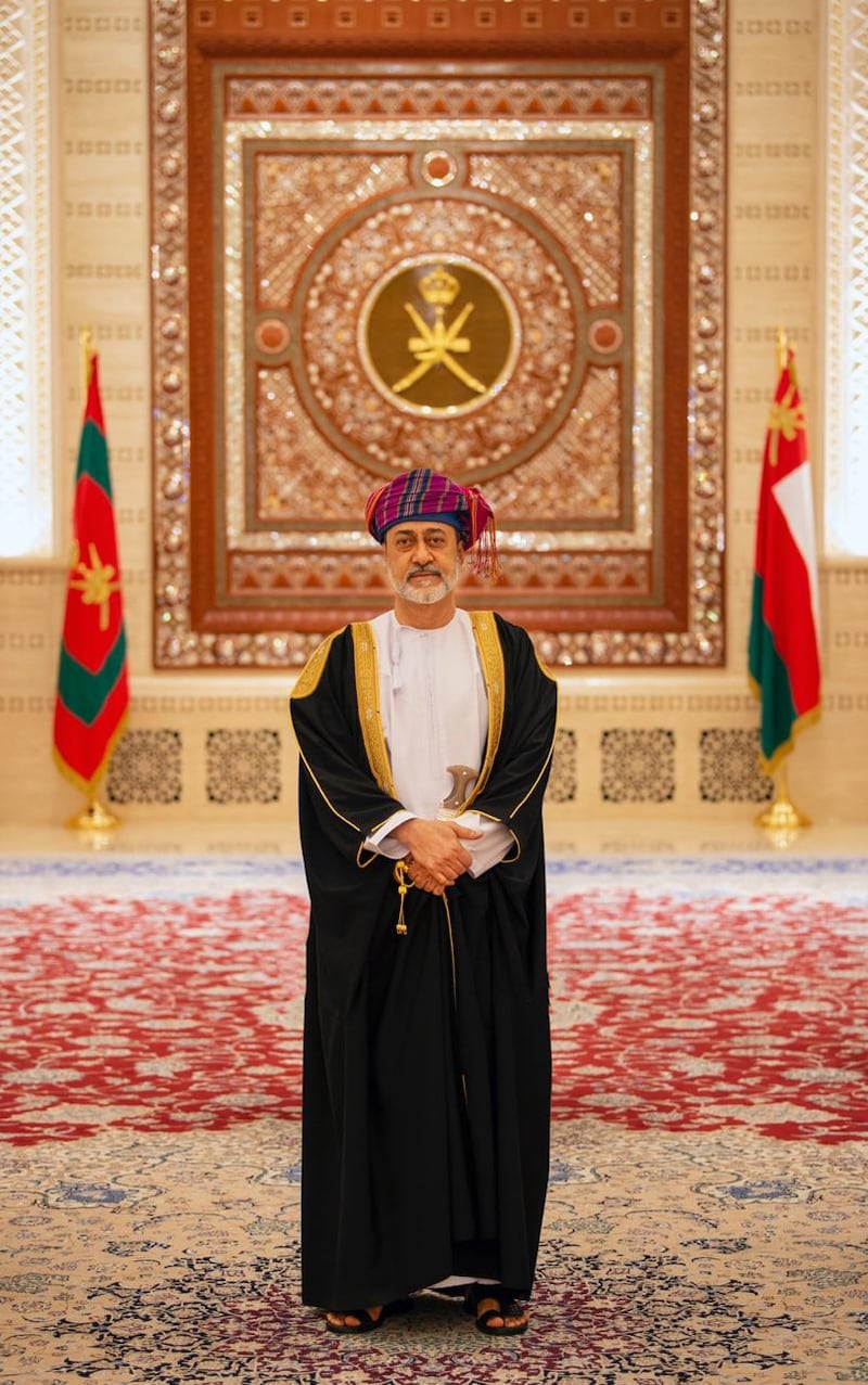 جلالة السلطان في مقدمة مستقبلي الرئيس السيسي