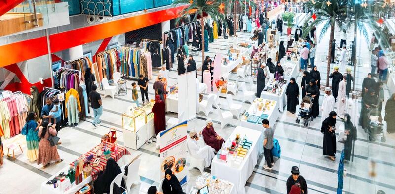 نظمته هيئة المؤسسات الصغيرة والمتوسطة وبنك مسقط ، سوق “الوثبة” الرمضاني يشهد حركة تجارية نشطة ومشاركة مميزة من رواد الأعمال