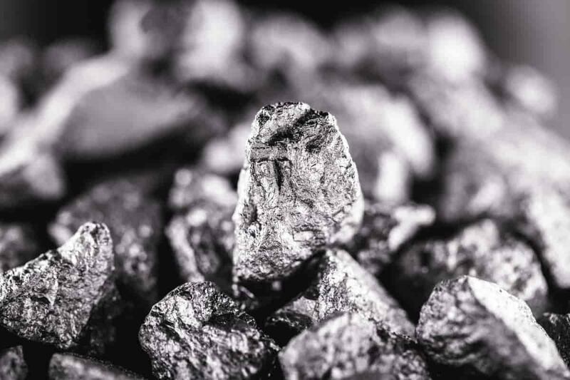 ماذا نعرف عن المعدن الذي أوقف عمليات إحدى الشركات العمانية؟