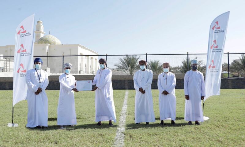 ضمن “الملاعب الخضراء”: بنك مسقط يفتتح الملعب المعشب لفريق الخوض الرياضي