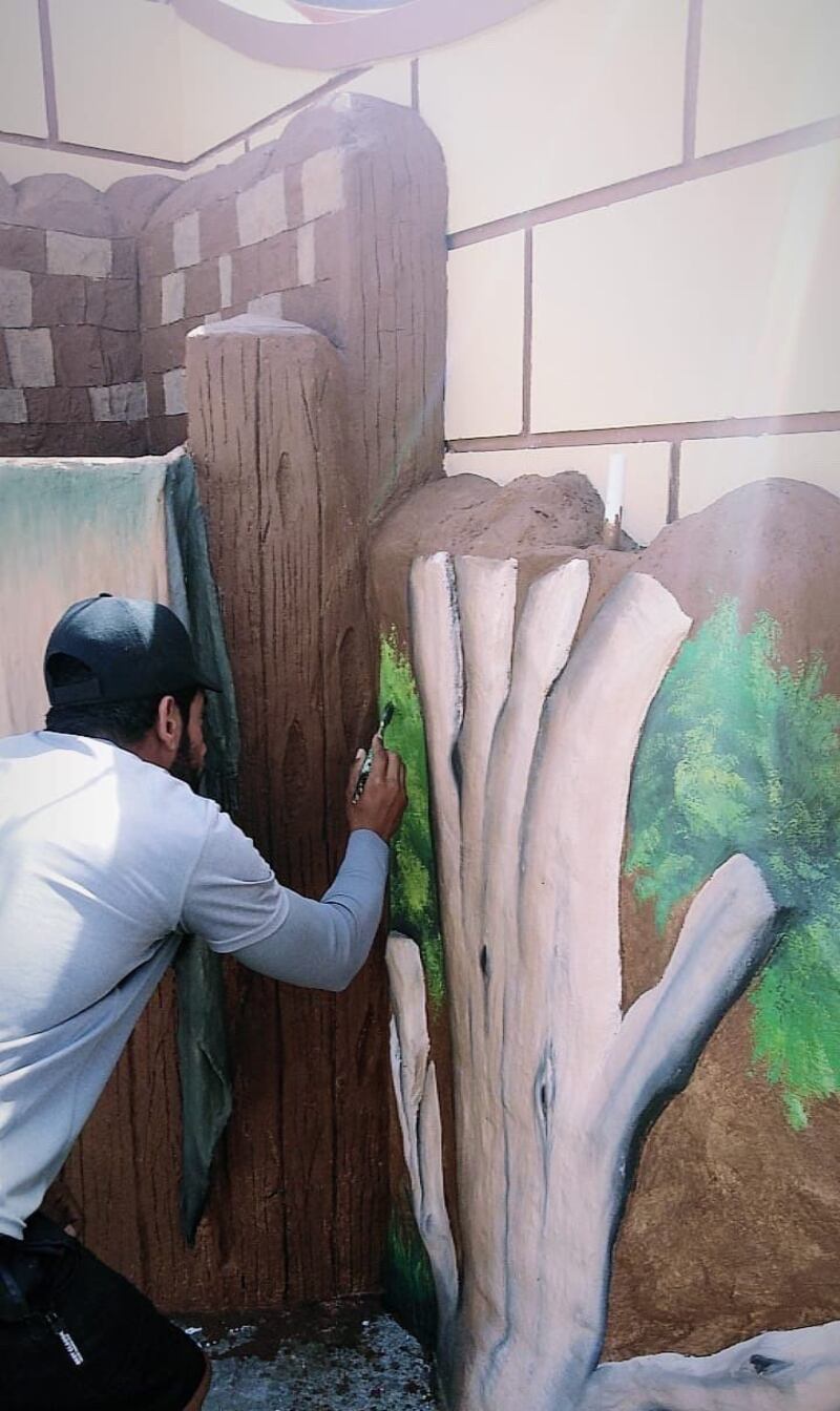 بالصور: أنامل شاب عماني تُبدِع في الديكور والنحت