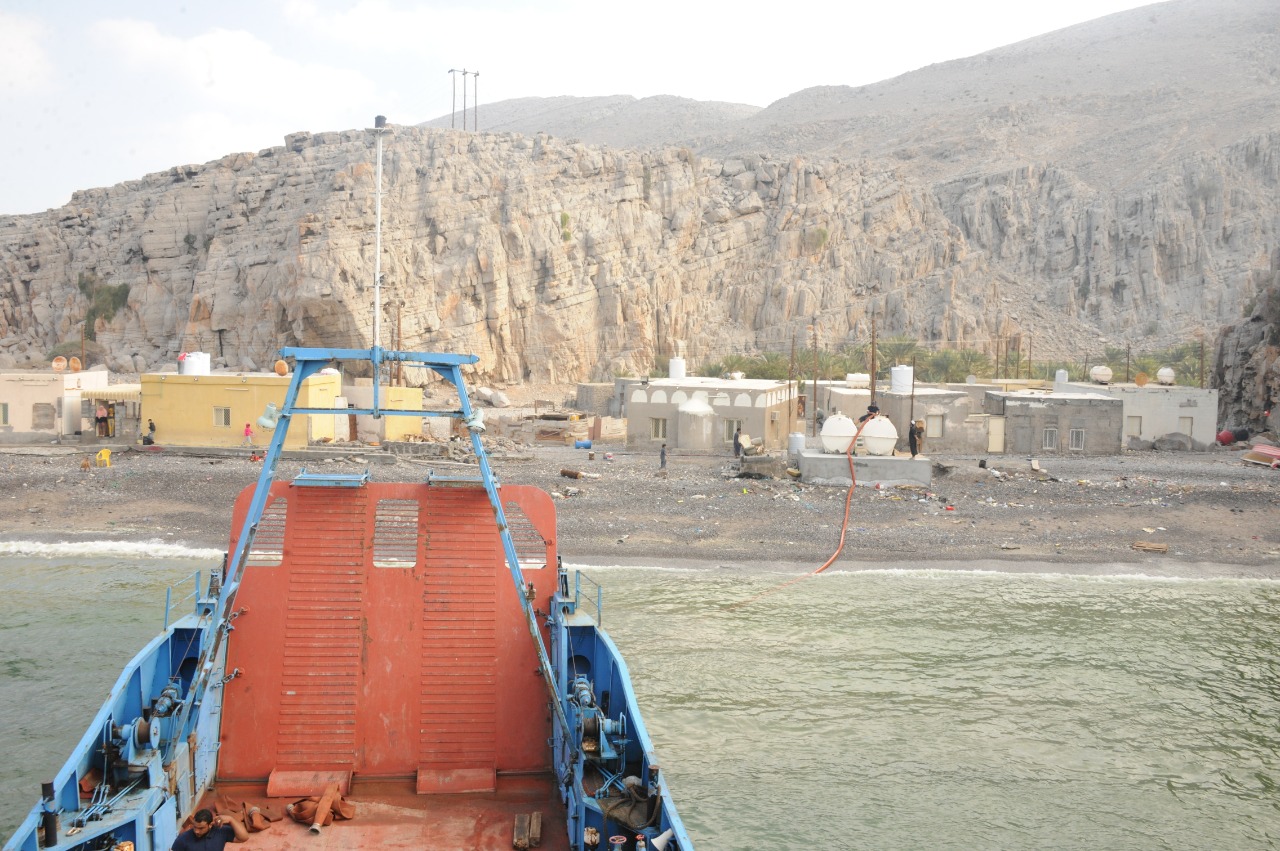 كيف يتم نقل المياه الصالحة للشرب إلى المناطق البحرية في مسندم؟